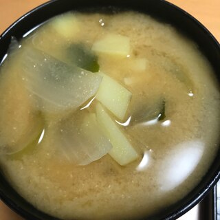 じゃがいもと玉ねぎの味噌汁